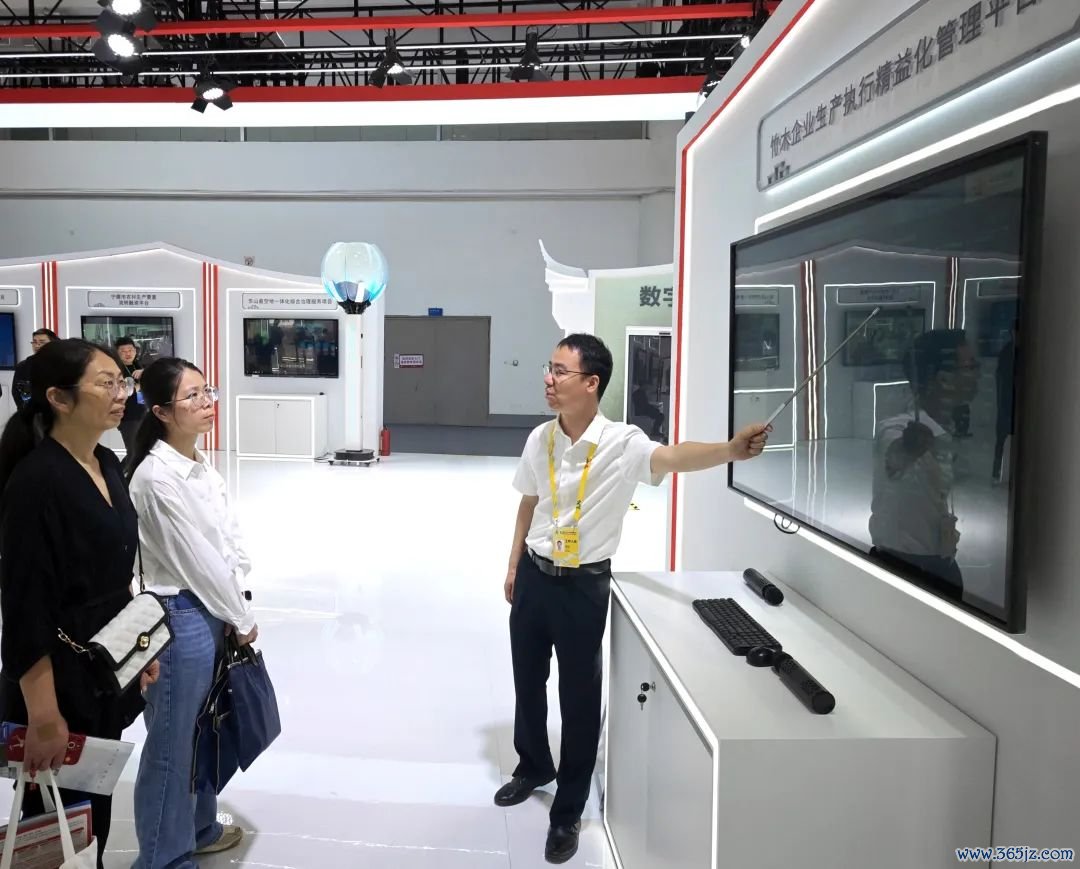 参展商向客商介绍竹木企业精益化管理平台